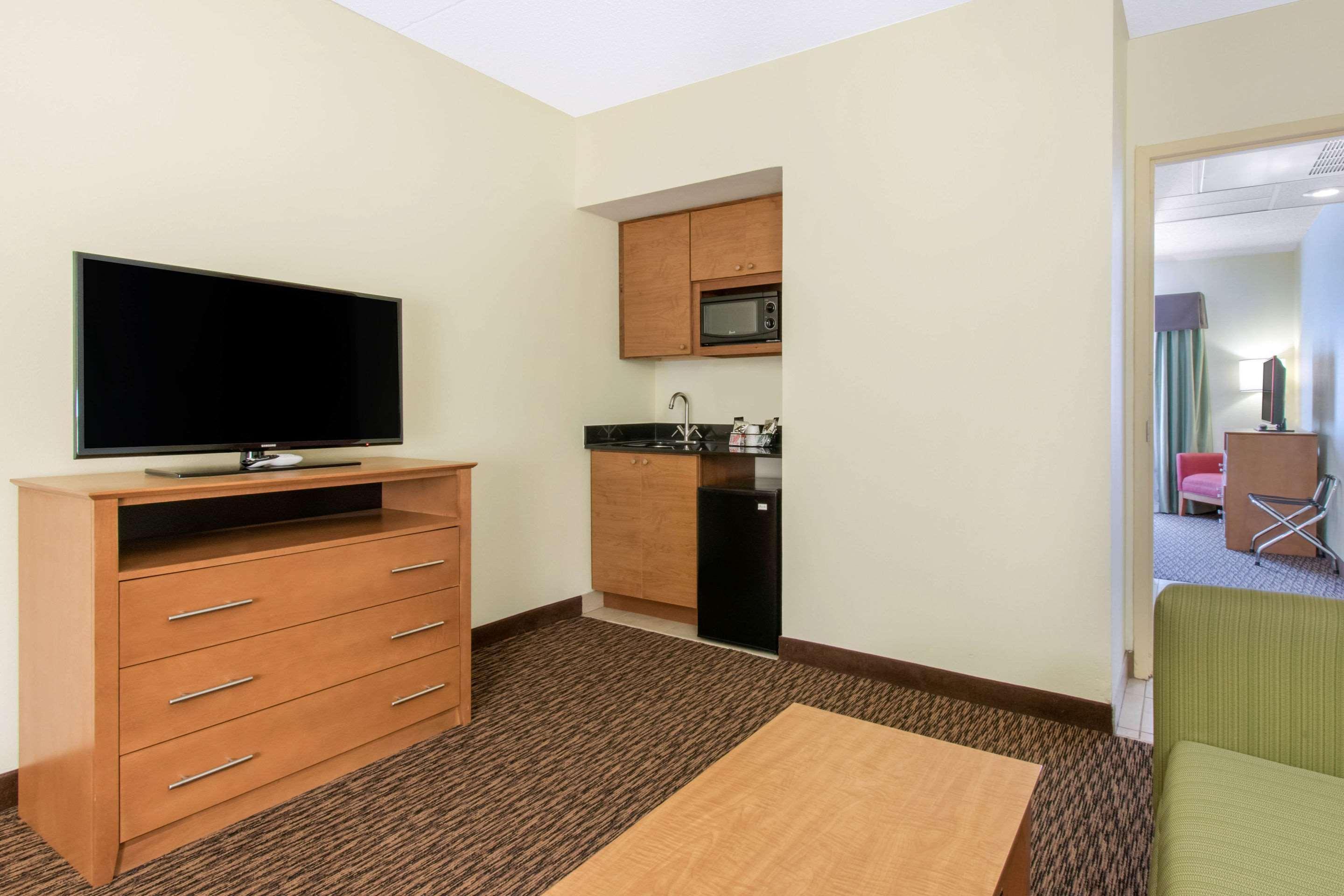Clarion Hotel & Suites University-Shippensburg Dış mekan fotoğraf