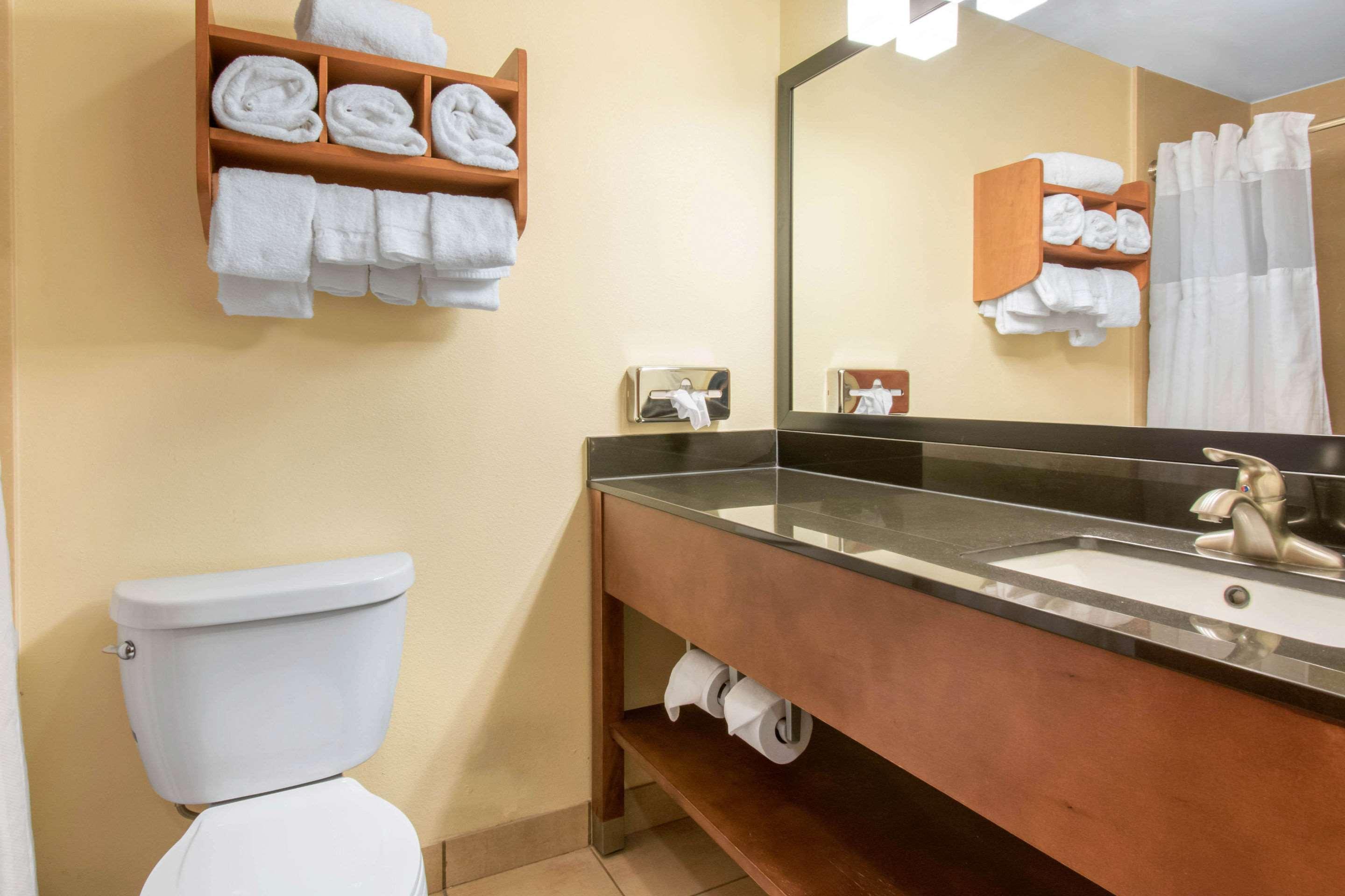 Clarion Hotel & Suites University-Shippensburg Dış mekan fotoğraf
