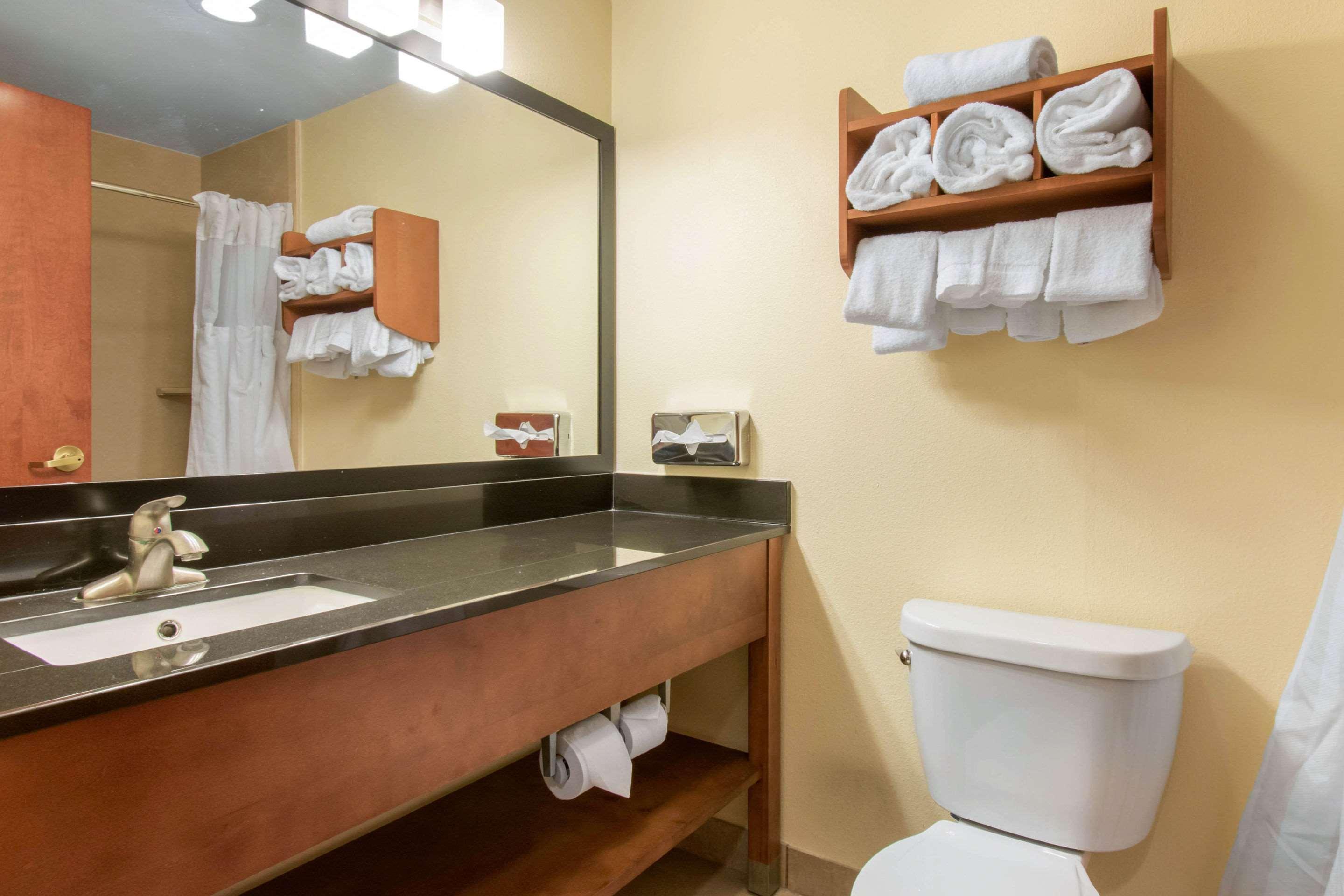 Clarion Hotel & Suites University-Shippensburg Dış mekan fotoğraf